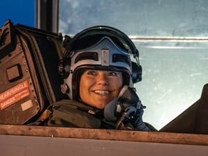 Кронпринцесса Швеции начала сбивать дроны. Фото