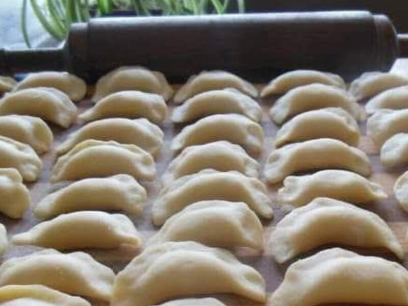 Смешайте ингредиенты в правильной последовательности – и даже тончайшее тесто на вареники не порвется