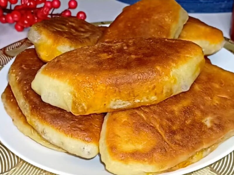 Сочная начинка и пышное тесто – эти божественные пирожки готовятся очень просто. Самый лучший рецепт