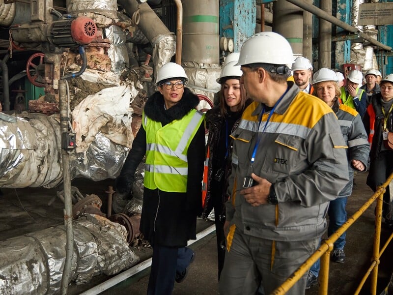 Єврокомісарка Марта Кос відвідала пошкоджену обстрілами ТЕС ДТЕК