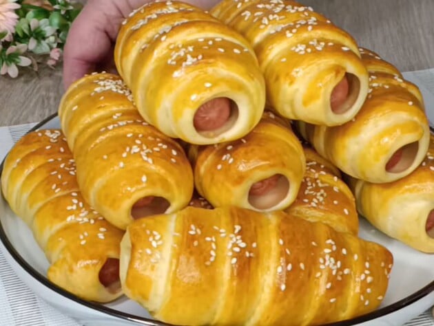 Приготовьте эти божественные сосиски в невероятно пышном тесте. Рецепт