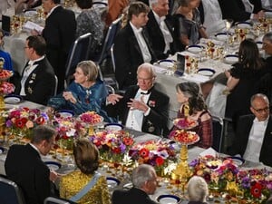 Много еды, Меркель и кронпринцесса, сбивающая дроны. Самые яркие моменты вручения Нобелевской премии