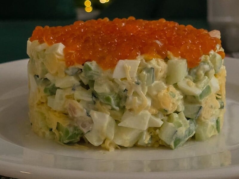 Добавьте в праздничное меню этот божественный салат с авокадо и креветками. Рецепт без заморочек