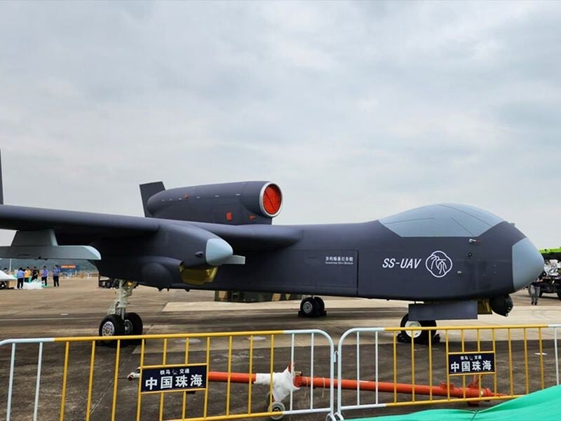 Китай впервые поднял в небо гигантский "авианосец дронов"