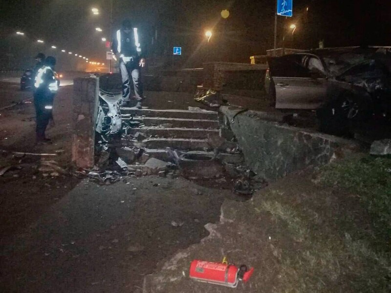У Києві BMW розтрощило об підземний перехід, водій загинув
