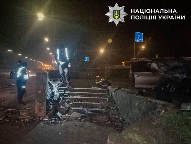 В Киеве BMW разбило о подземный переход, водитель погиб