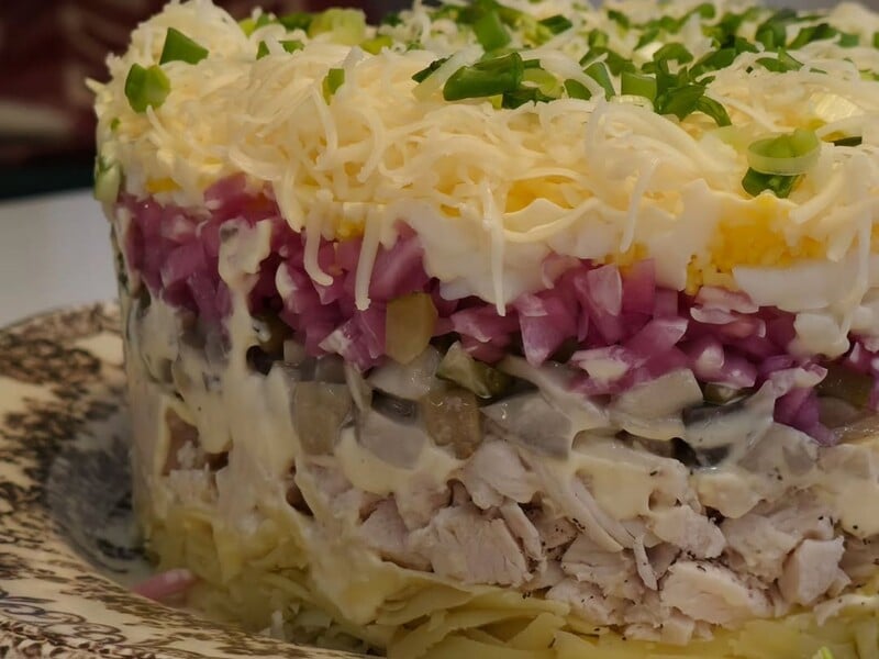 Выложите слоями эти простые ингредиенты – и получится изумительный салат для праздничного меню. Рецепт