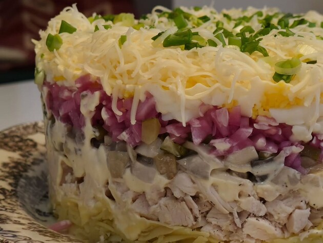 Выложите слоями эти простые ингредиенты – и получится изумительный салат для праздничного меню. Рецепт