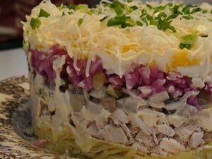 Выложите слоями эти простые ингредиенты – и получится изумительный салат для праздничного меню. Рецепт