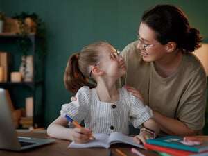 Як пройти період сепарації мами й доньки без стресу. Поради психологині Фонду Ріната Ахметова