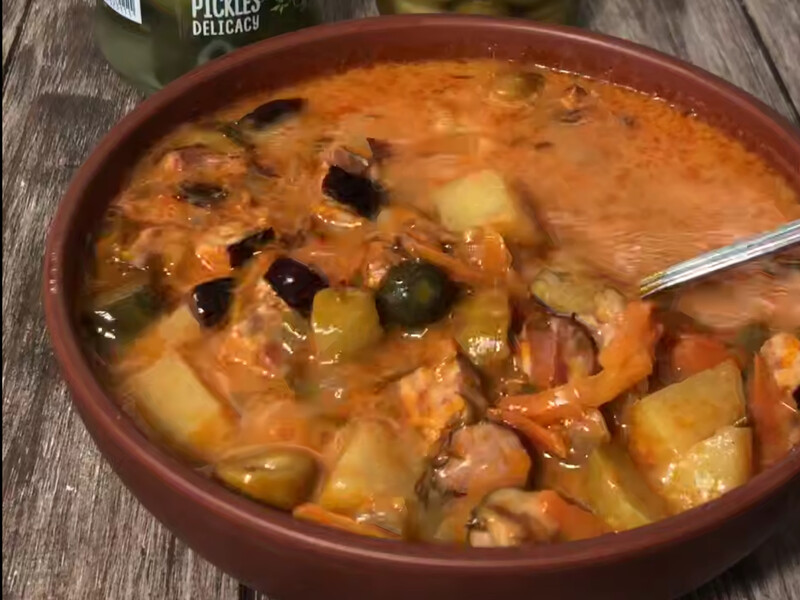 Густая, насыщенная солянка – а секрет в этой колбасе. Получается очень вкусно и не за все деньги мира