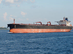 Покинутий танкер РФ майже рік стоїть у морі. Німеччина досі не може конфіскувати його