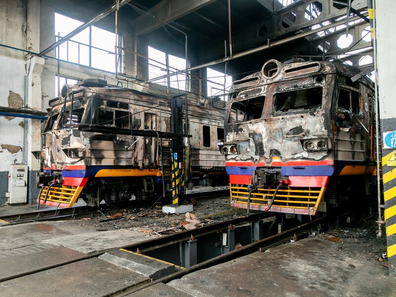В Фастове из-за удара РФ уничтожено депо и 27 вагонов пригородных поездов. Фото