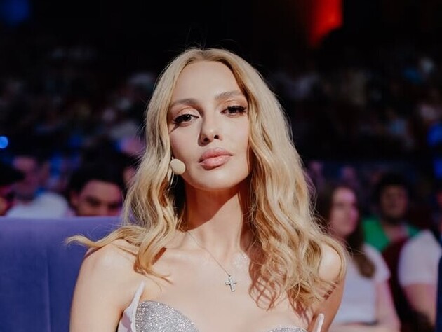 Полякова на очах у стиліста зняла перуку білявки й показала неочікувано інший колір волосся. Відео