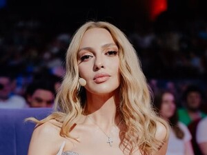 Полякова на глазах у стилиста сняла парик блондинки и показала неожиданно другой цвет волос. Видео