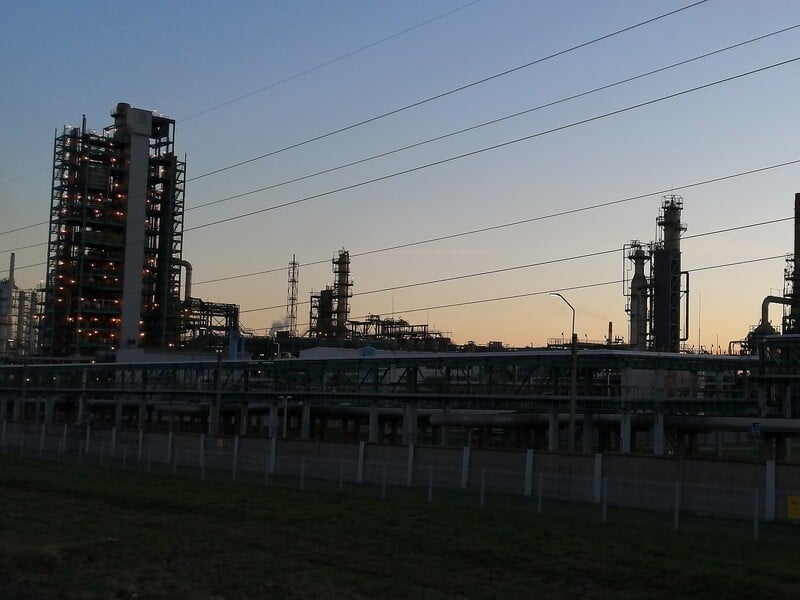 Після атаки на одному з найбільших НПЗ на півночі Росії сталася пожежа. У Твері пошкоджено будинок 