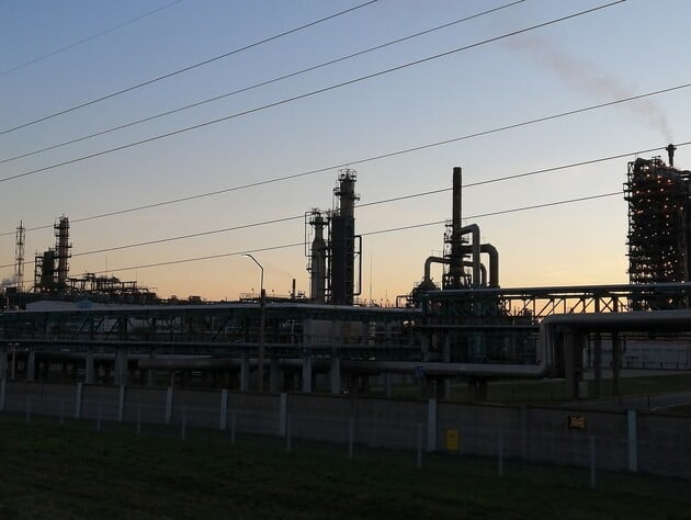 После атаки на одном из крупнейших НПЗ на севере России произошел пожар. В Твери поврежден дом