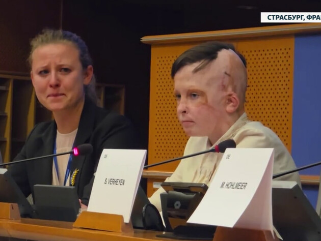 В Европарламенте плакала переводчица 11-летнего украинца, выжившего во время ракетного удара РФ 