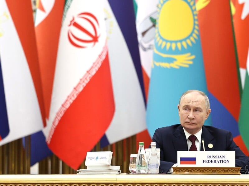 Путин дважды не смог выговорить фамилию президента Туркменистана. Видео