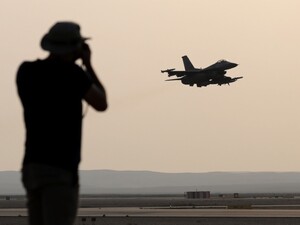 В Германии неизвестные слепили лазером пилотов F-16, которые шли на посадку