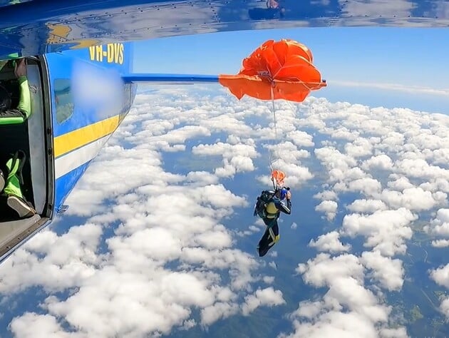 В Австралии парашютист повис на самолете во время массового прыжка. Как он действовал. Видео