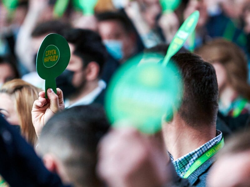 "Слуга народу" збереться на з'їзд, щоб вирішити, хто нестиме "тягар" – ЗМІ