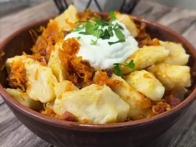 Настоящие полтавские галушки – лакомство украинской кухни. Подавать со сметаной и шкварками