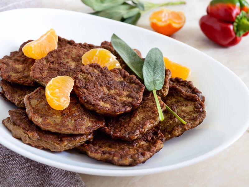 Не делайте этого, если хотите получить хрустящую корочку. Рецепт рубленых печеночных котлет