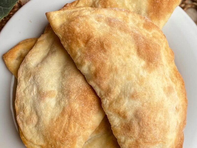 Хрустящие и сочные чебуреки, которые не нужно жарить. А тесто – похоже на слоеное