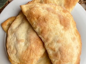 Хрустящие и сочные чебуреки, которые не нужно жарить. А тесто – похоже на слоеное