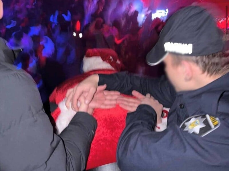 В Киеве задержали работника клуба за инсценировку ареста Санта Клауса. Какое наказание грозит