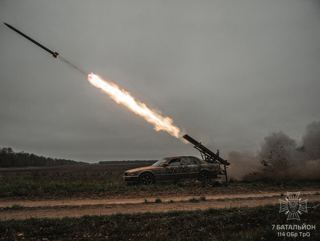 Единственная в мире РСЗО на BMW-седане демонстрирует быстрые удары по российским позициям. Видео