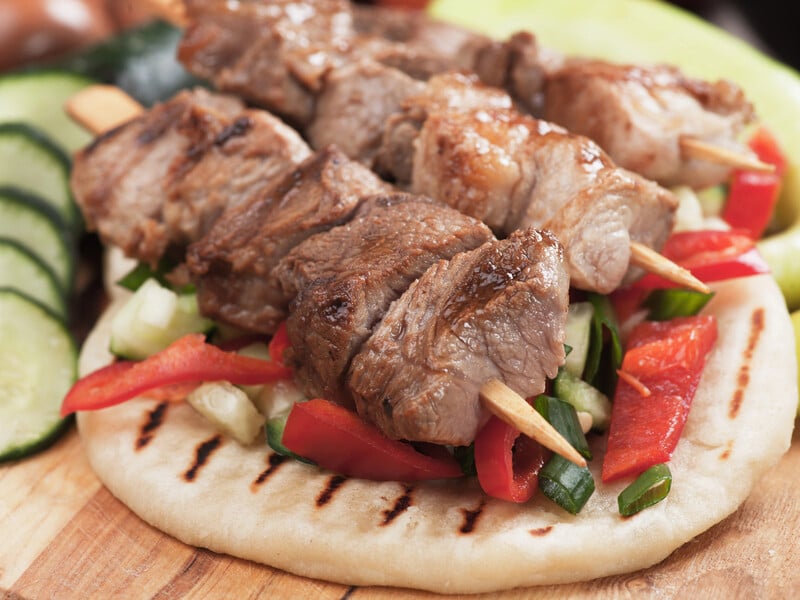 Приготовьте этот сочный шашлык в духовке всего за 30 минут. Рецепт нежного маринада