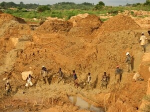 В Африке подростки искали золото и погибли в самодельной шахте, детский труд там – масштабная проблема
