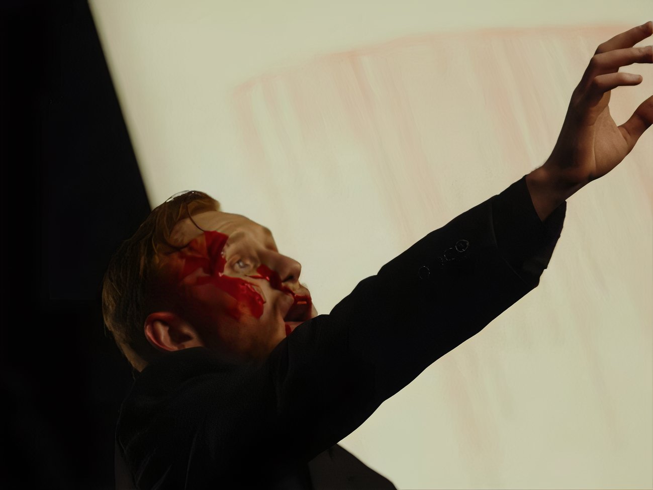 У Києві під час вистави у партер завалилася величезна металева конструкція. Відео