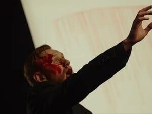 В Киеве во время спектакля в партер обрушилась огромная металлическая конструкция. Видео