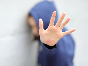 В Днепропетровской области избили девочку-подростка, снимая это на камеру. Видео с пытками выложили в интернет