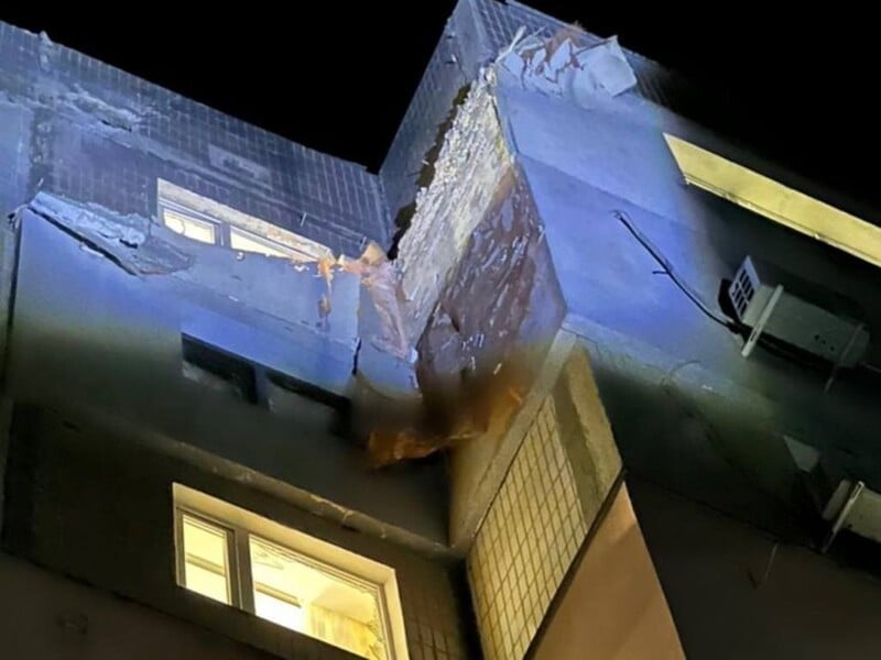 У Сумах в багатоповерхівку влетів російський дрон. Покшоджено сотню вікон і автомобілі. Фото