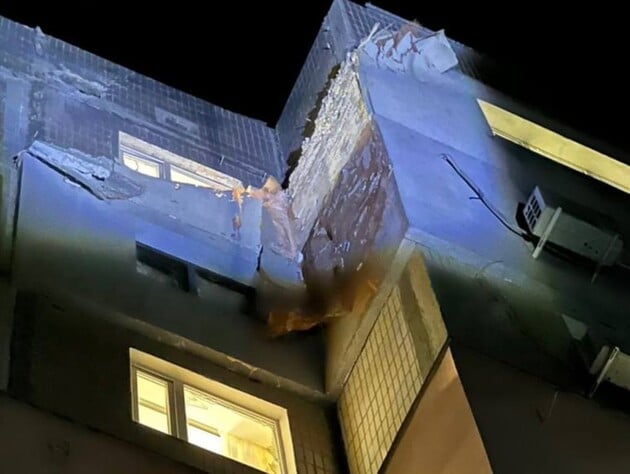 В Сумах в многоэтажку влетел российский дрон. Повреждены сотня окон и автомобили. Фото