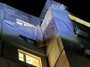У Сумах в багатоповерхівку влетів російський дрон. Покшоджено сотню вікон і автомобілі. Фото