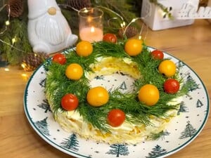 Выложите слоями эти простые продукты – и получится изумительный салат. Рецепт для праздничного стола