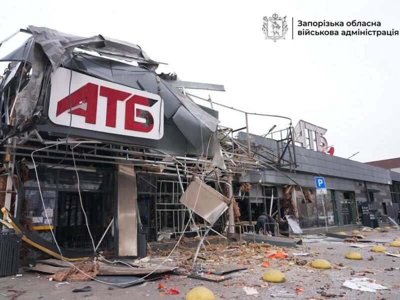 Російський обстріл знищив АТБ у Запоріжжі. Серед постраждалих – дитина і рятувальник