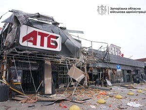 Російський обстріл знищив АТБ у Запоріжжі. Серед постраждалих дитина і рятувальник