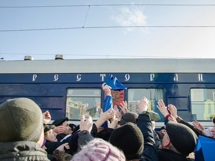 У російському Кірові городяни влаштували тисняву через безкоштовні сувеніри від Жириновського. Відео