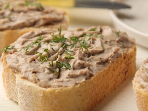 Смешайте с этим шпроты, плавленый сыр – и получите самую вкусную намазку за пять минут. Рецепт