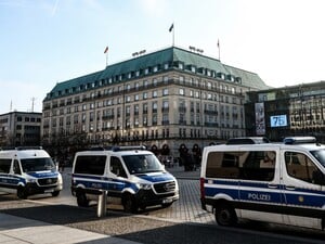 Зеленский уже в Берлине. Там ввели самый высокий уровень обеспечения безопасности из-за риска терактов