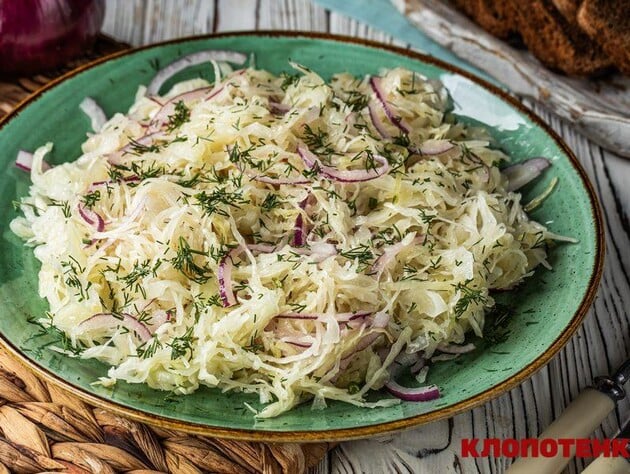 Смешайте квашеную капусту с этим – и получите вкусный салат до ужина. Простой рецепт за несколько минут