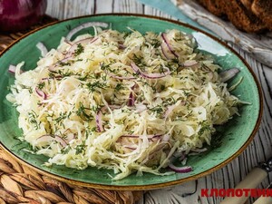 Смешайте квашеную капусту с этим – и получите вкусный салат к ужину. Простой рецепт за несколько минут