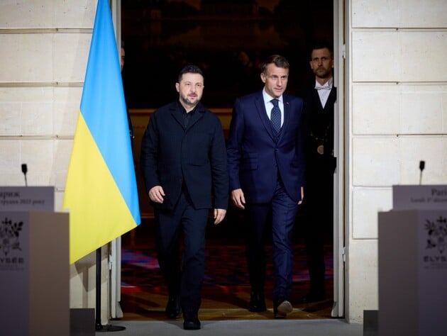 Зеленский и Макрон обменялись твитами во время переговоров о 