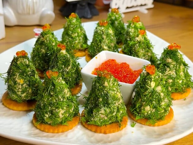 Смешайте это с тунцом – и получится божественная закуска для новогоднего меню. Рецепт эффектных елочек